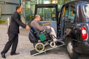 taxi-black-cab-londres-fauteuil-roulant-handicap