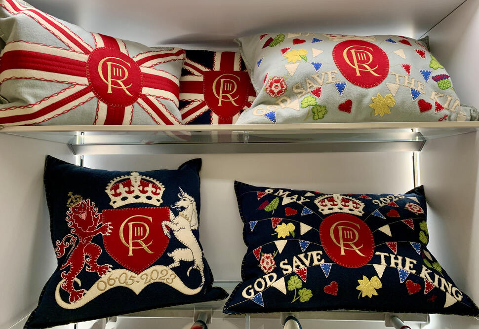 Coussins pour le couronnement Charles III chez Harrods