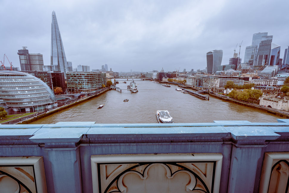 Vue sur le Shard et la City de la passerelle de Tower Bridge 