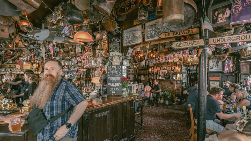 Clientèle du pub The Churchill Arms