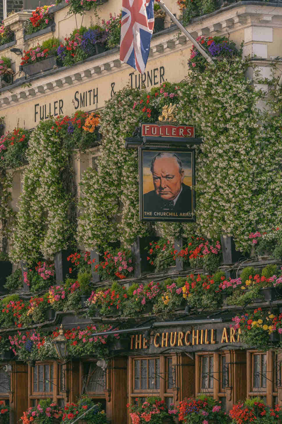 Façade fleurie du pub The Churchill Arms