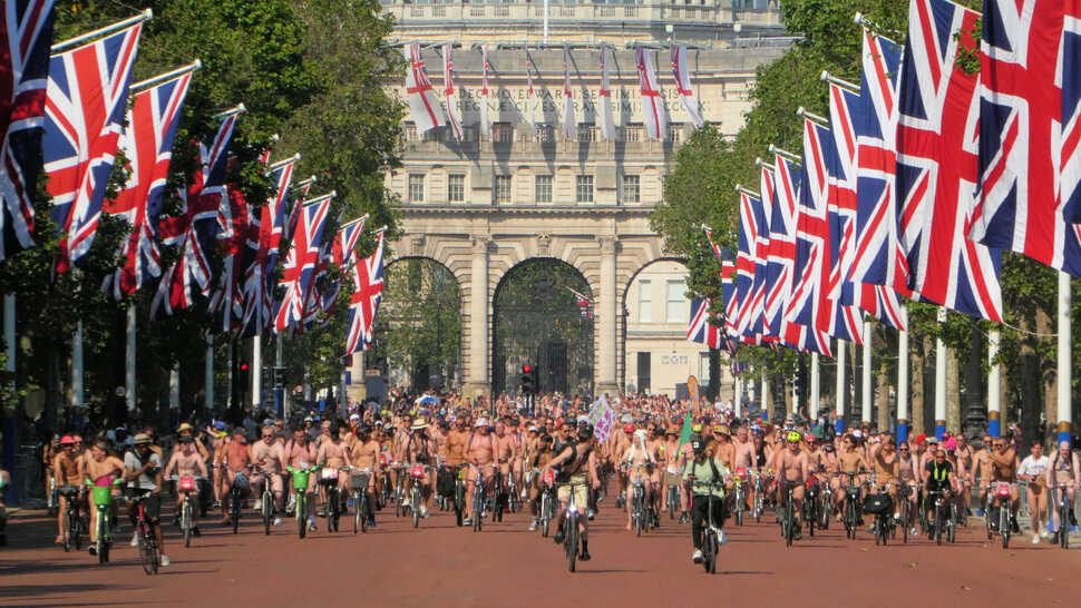 course vélo avec cyclistes nus