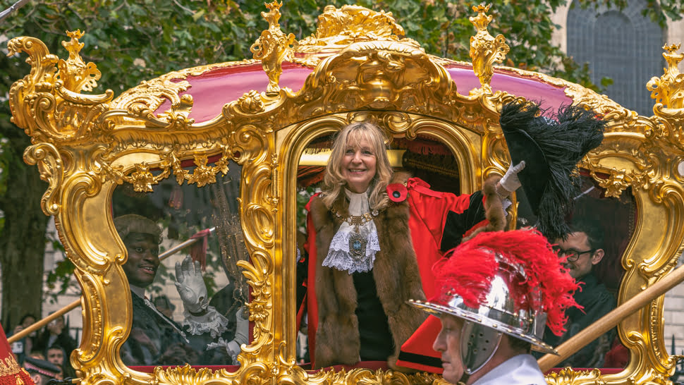 Lady Mayor saluant le public dans son carrosse