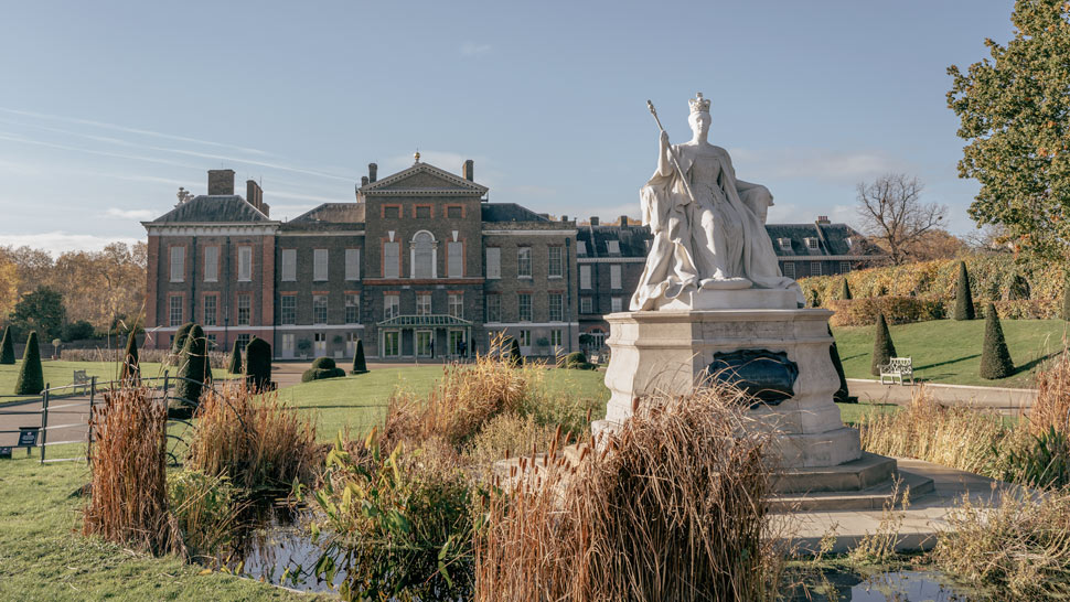 Kensington Palace et la statue de la reine Victoria