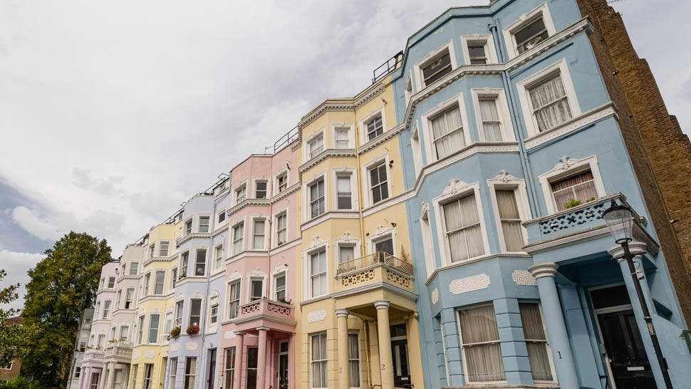 Maisons victoriennes colorées à Notting Hill 