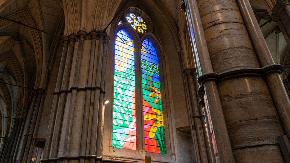 Vitrail de David Hockney dans le transept nord de l'abbaye de Westminster 