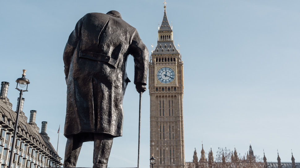 Statue de Churchill devant Elizabeth Tower surnommée Big Ben