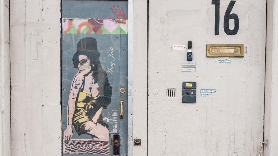 Street art de  Bambi représentant Amy Winehouse à Camden