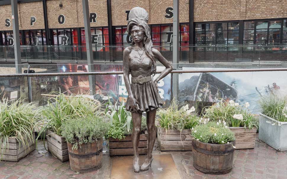 Amy-winehouse-statue-camden