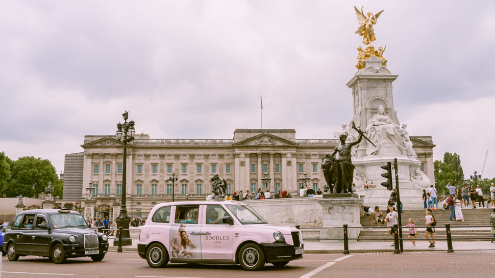 Taxi black cab devant Buckingham palace