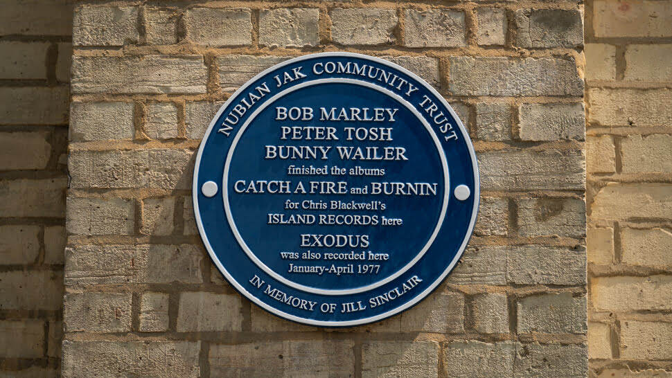 plaque bleue à Notting Hill célébrant l'enregistrement des albums Exodus, Catch a Fire et Burnin.