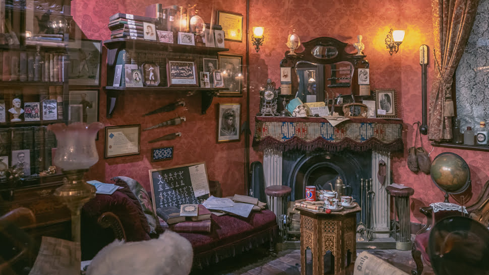Reconstitution du cabinet de travail de Sherlock Holmes dans le pub éponyme