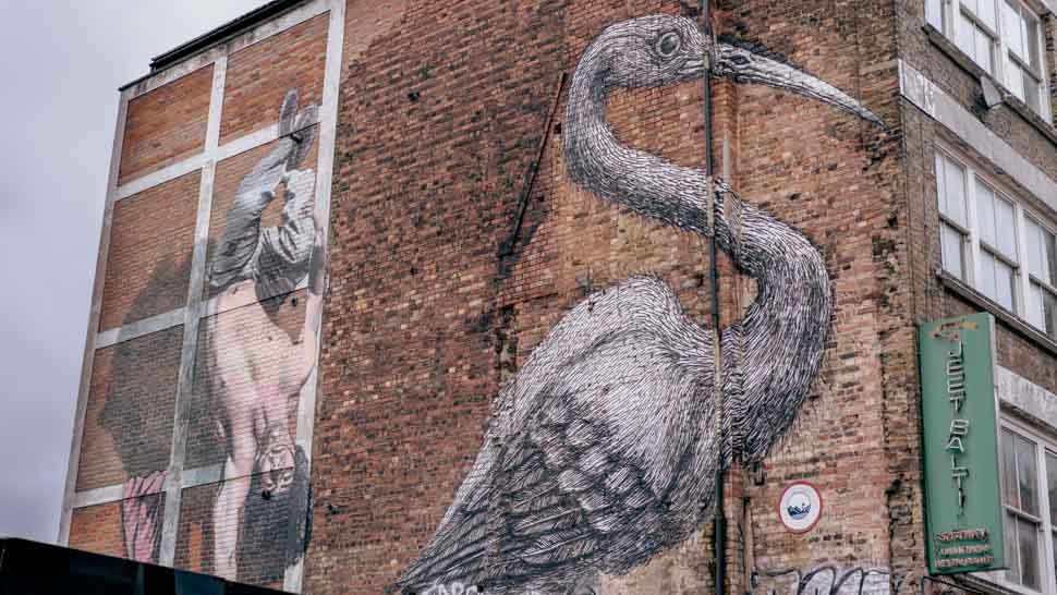 Street de Roa représentant une grue