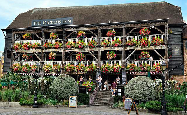 Pub-Dickens-Inn-familles