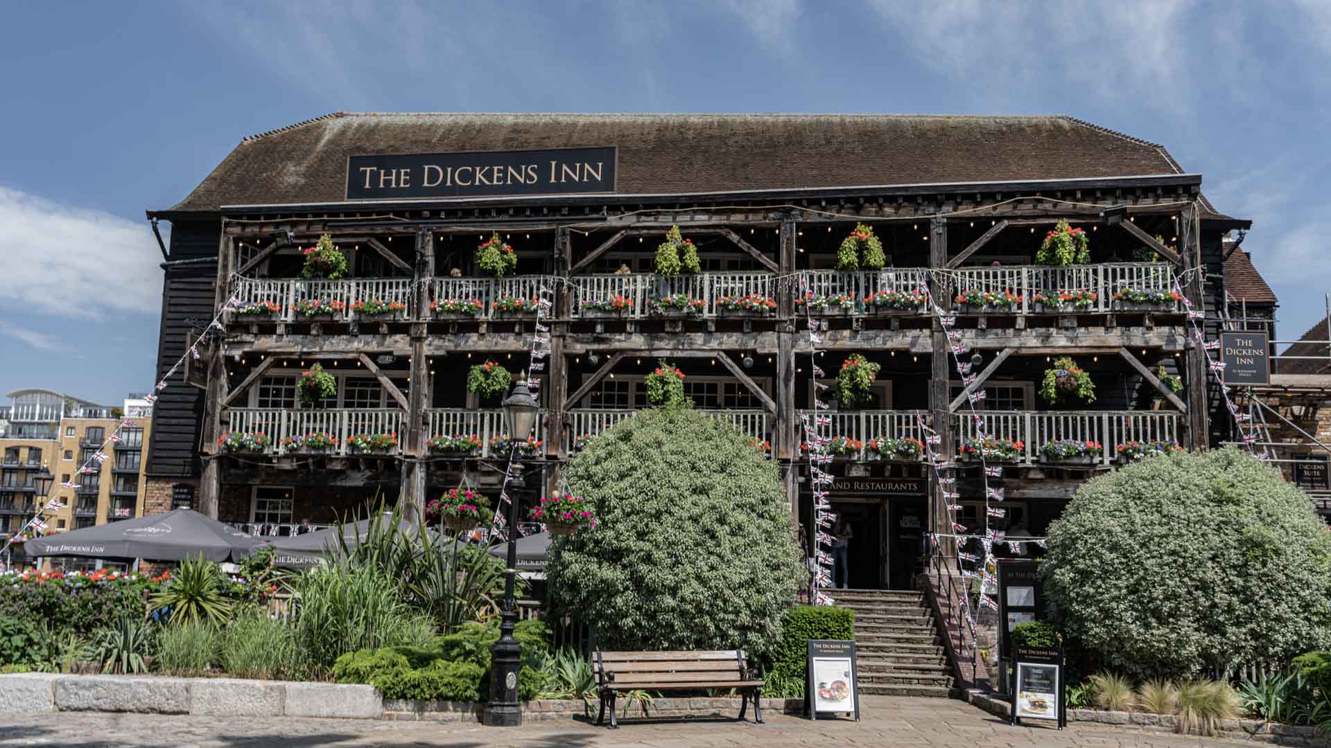 Pub-Dickens-Inn