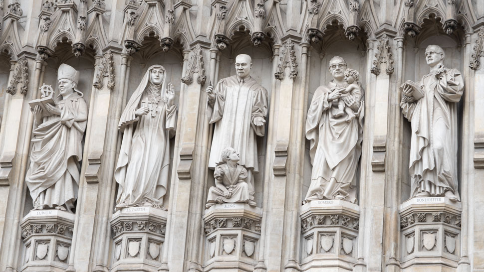 Statue de Martin Luther King sur la façade de l'abbaye de Westminster à Londres