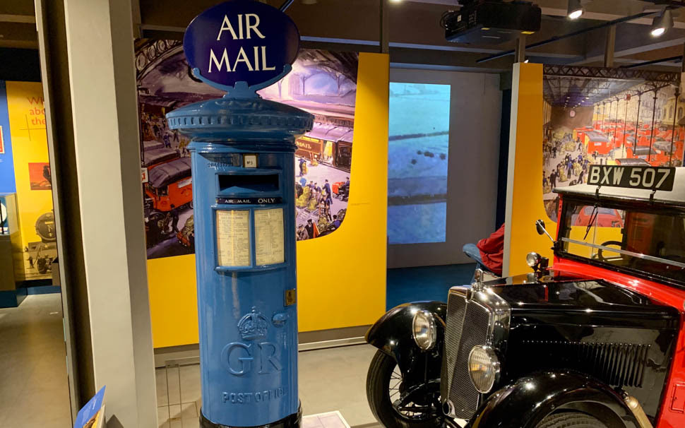 Air Mail Pillar Box au Postal Museum