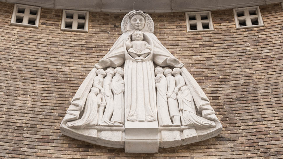 Sculpture de la Vierge de Miséricorde par George Saupique