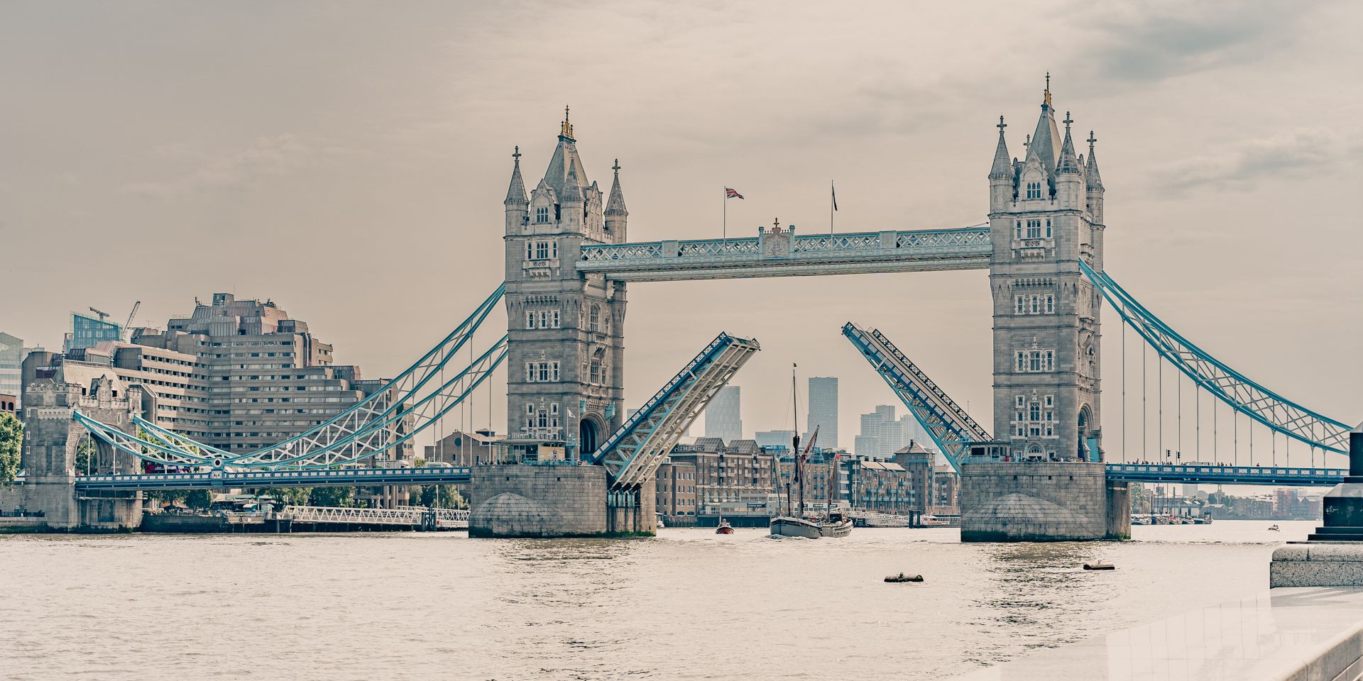 Tower bridge ouvert avec bateau