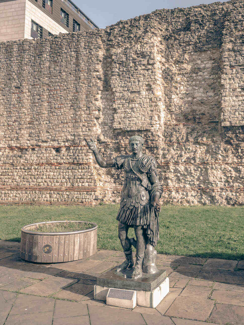 statue de l'empereur romain Trajan devant le mur de Londres